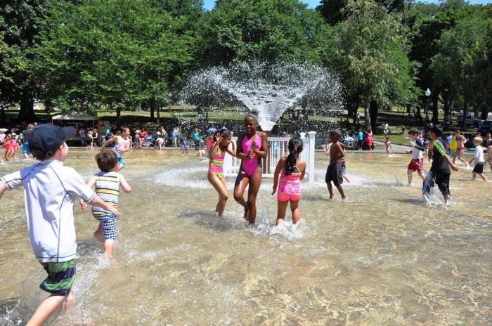 frog-pond-boston-kids-wading-pool-fountain